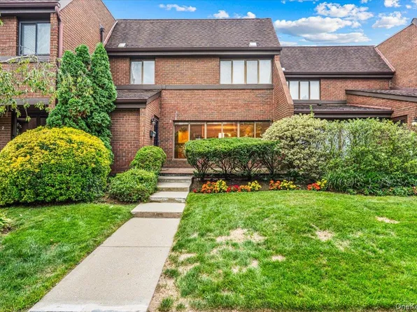 4 Spring Hollow, Roslyn, NY 11576