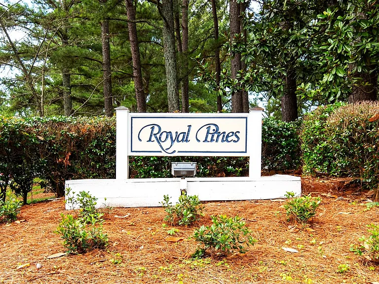 Royal Pines — Photo 35