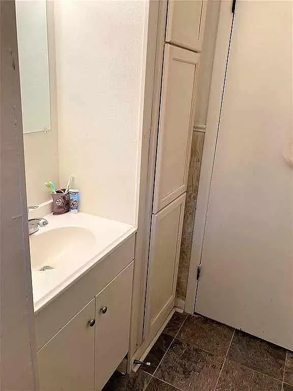 3 bed, 1074 sqft, $1,100 — Photo 2