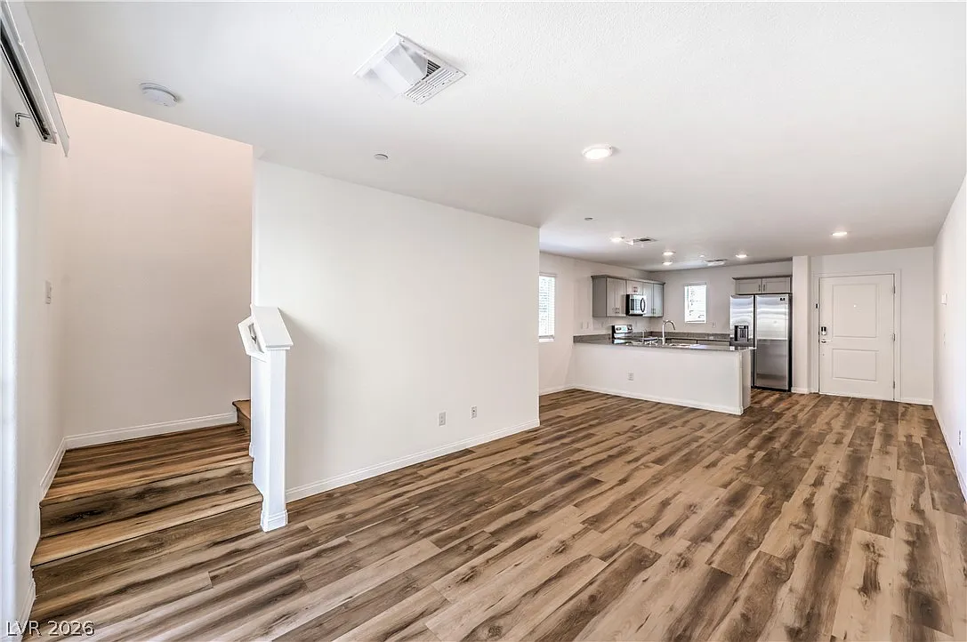 3 bed, 2.0 bath, 1384 sqft, $2,100 — Photo 4