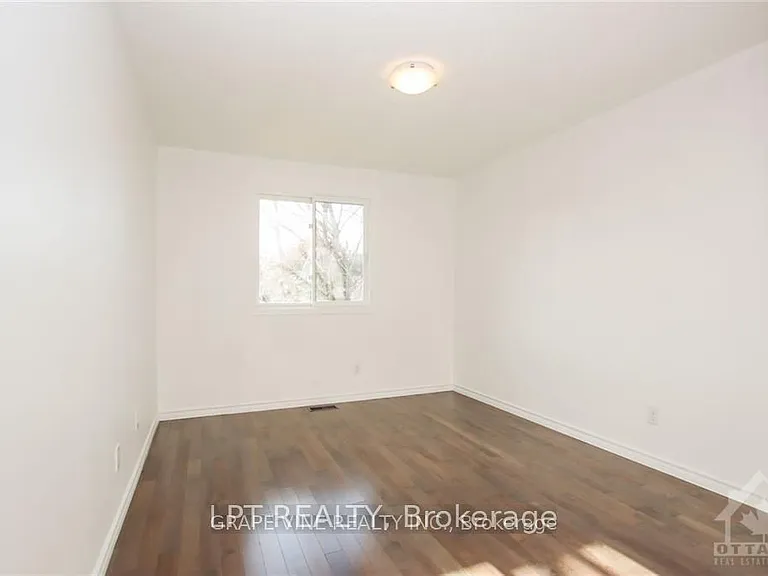 121 Erin Cres — Photo 20