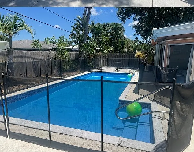 1073 SW 9th Ter — Photo 12