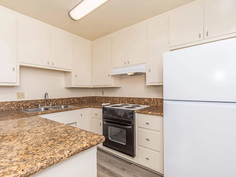 Ocean West Apartments — Photo 27