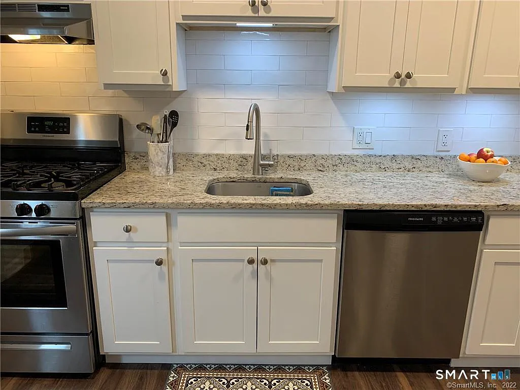 2 bed, 1.0 bath, 1000 sqft, $2,500 — Photo 3