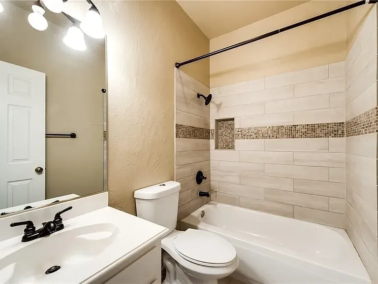 1504 Country Ln — Photo 21
