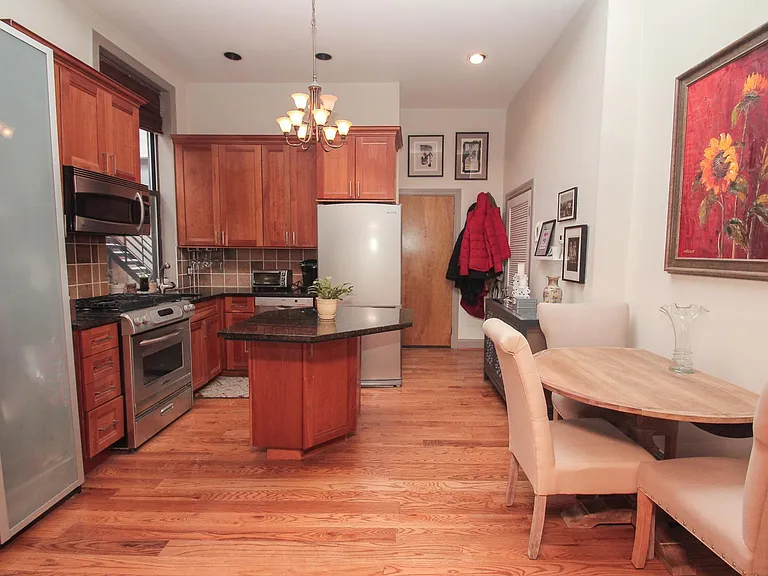 902 Pine St — Photo 1