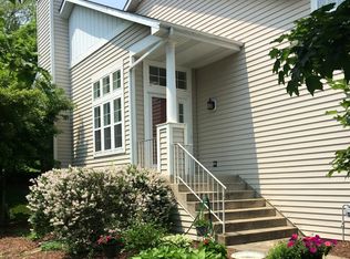 6642 Weather Hill Dr, Willowbrook, IL 60527