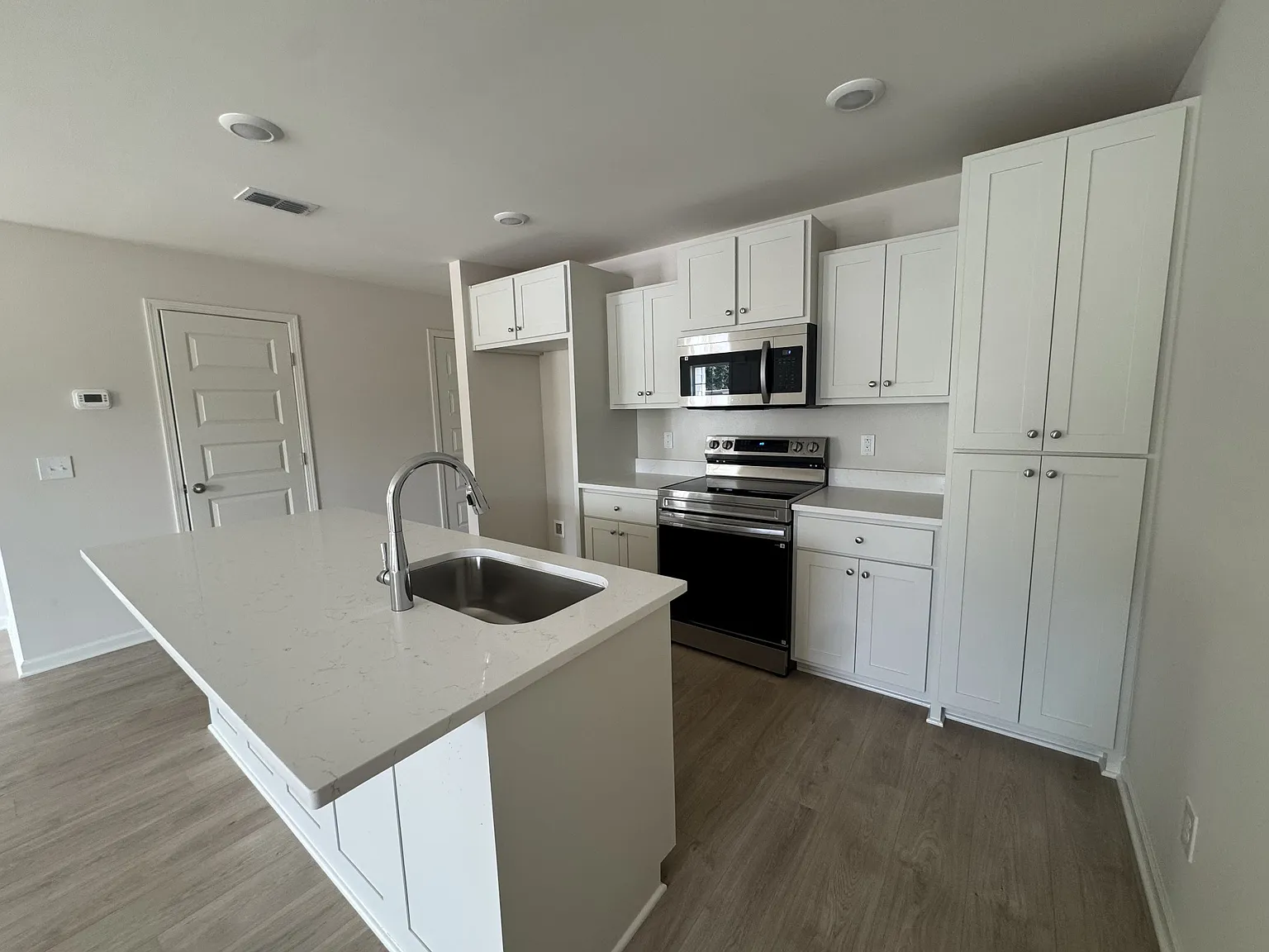 3 bed, 2.5 bath, 1259 sqft, $1,800 — Photo 3