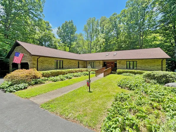 110 General Longstreet Ct, Martinsville, VA 24112