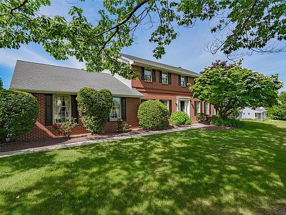 3rd image of 2855 Meadow Ln N