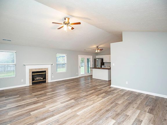 5th image of 414 Auburn Ct