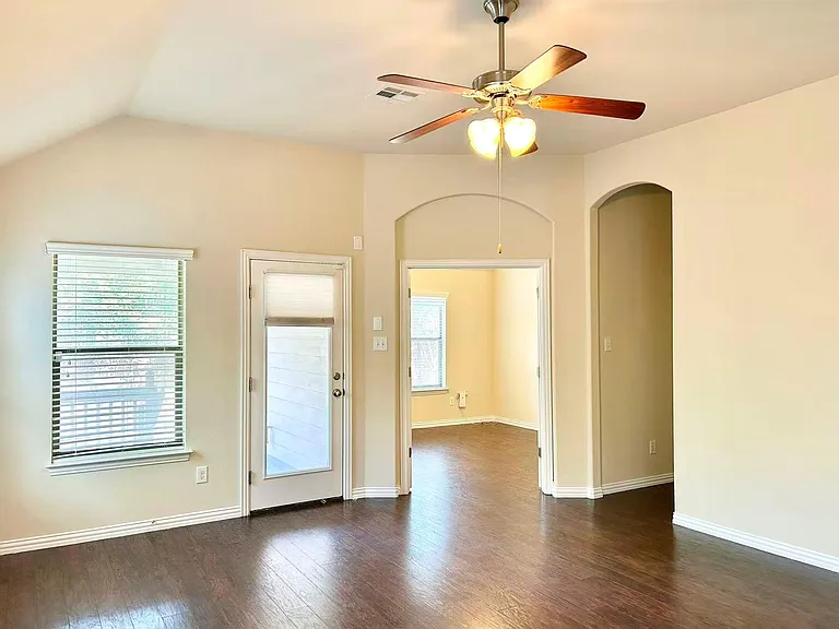 1104 Valerie Cv — Photo 15