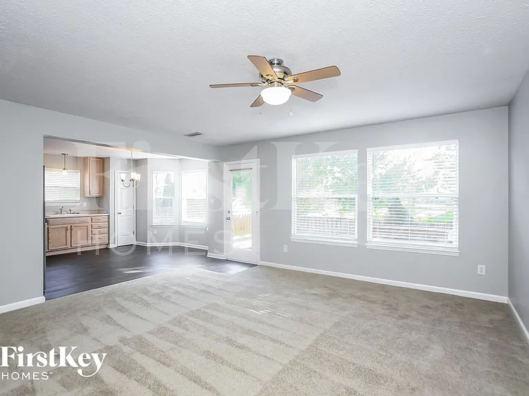 461 E Clear Lake Ln — Photo 3