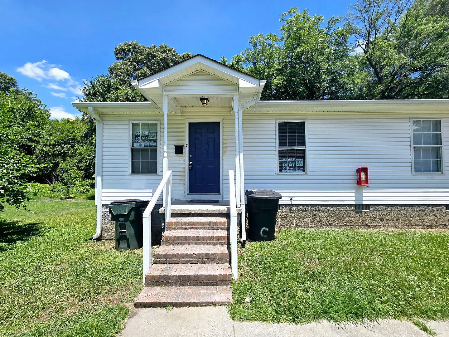 2 Bedroom, 1Bath Apartment Close to downtown Burlington — Photo 1