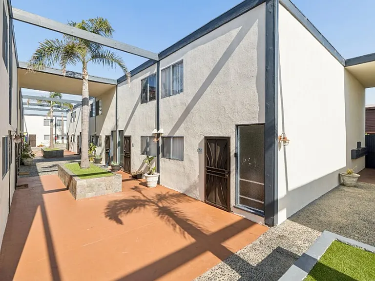 Oceanaire Townhomes — Photo 8