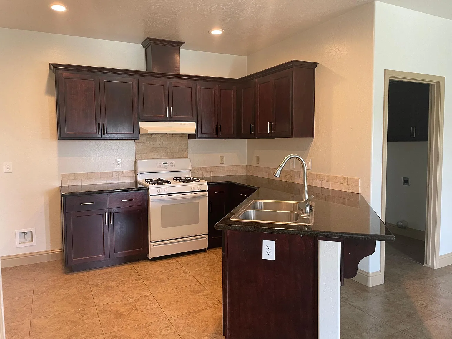 4 bed, 2.5 bath, 2283 sqft, $2,600 — Photo 3