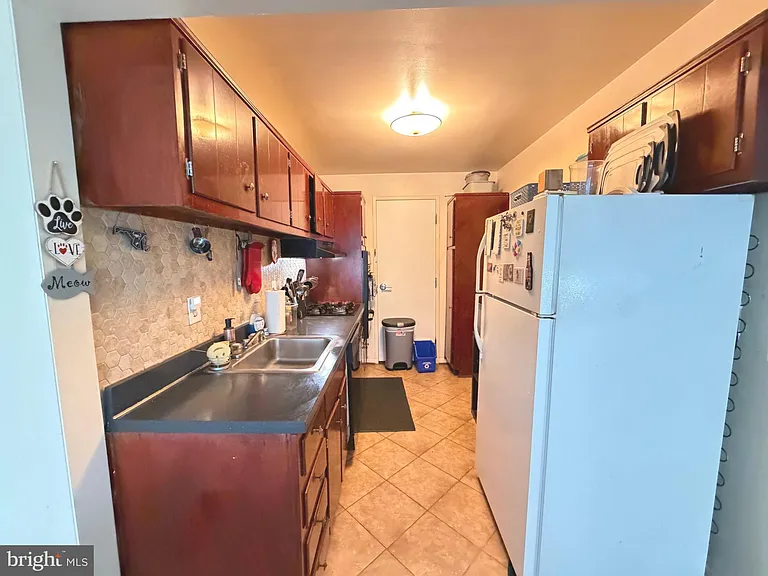 10201 Grosvenor Pl #320 — Photo 4
