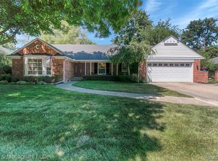 470 Lake Shore Ln, Grosse Pointe Woods, MI 48236