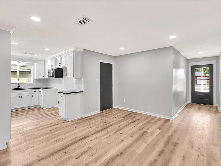 704 Teabury Ave — Photo 9