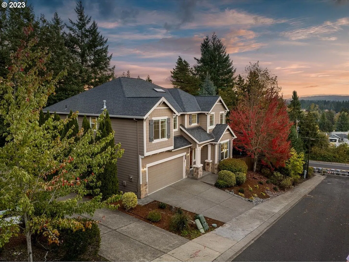 Beautiful 4 bedroom, 3 bath with an Office & a loft South Bull-Mountain! Back deck, Low-maintenan... — Photo 2