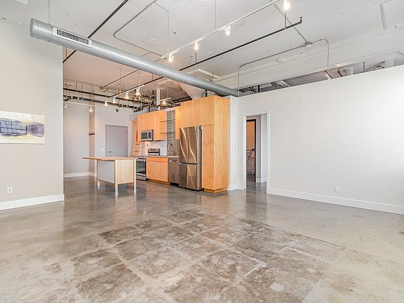 The space is huge. It's sick. Updated the appliances.. so those are super sick too. and... west facing... best view, sick for the plants.