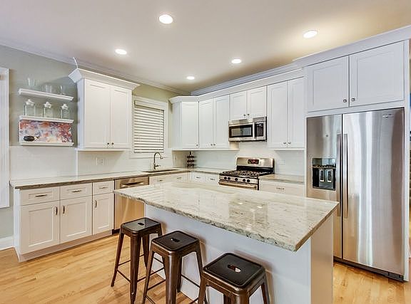5th image of 3843 N Southport Ave APT 1N