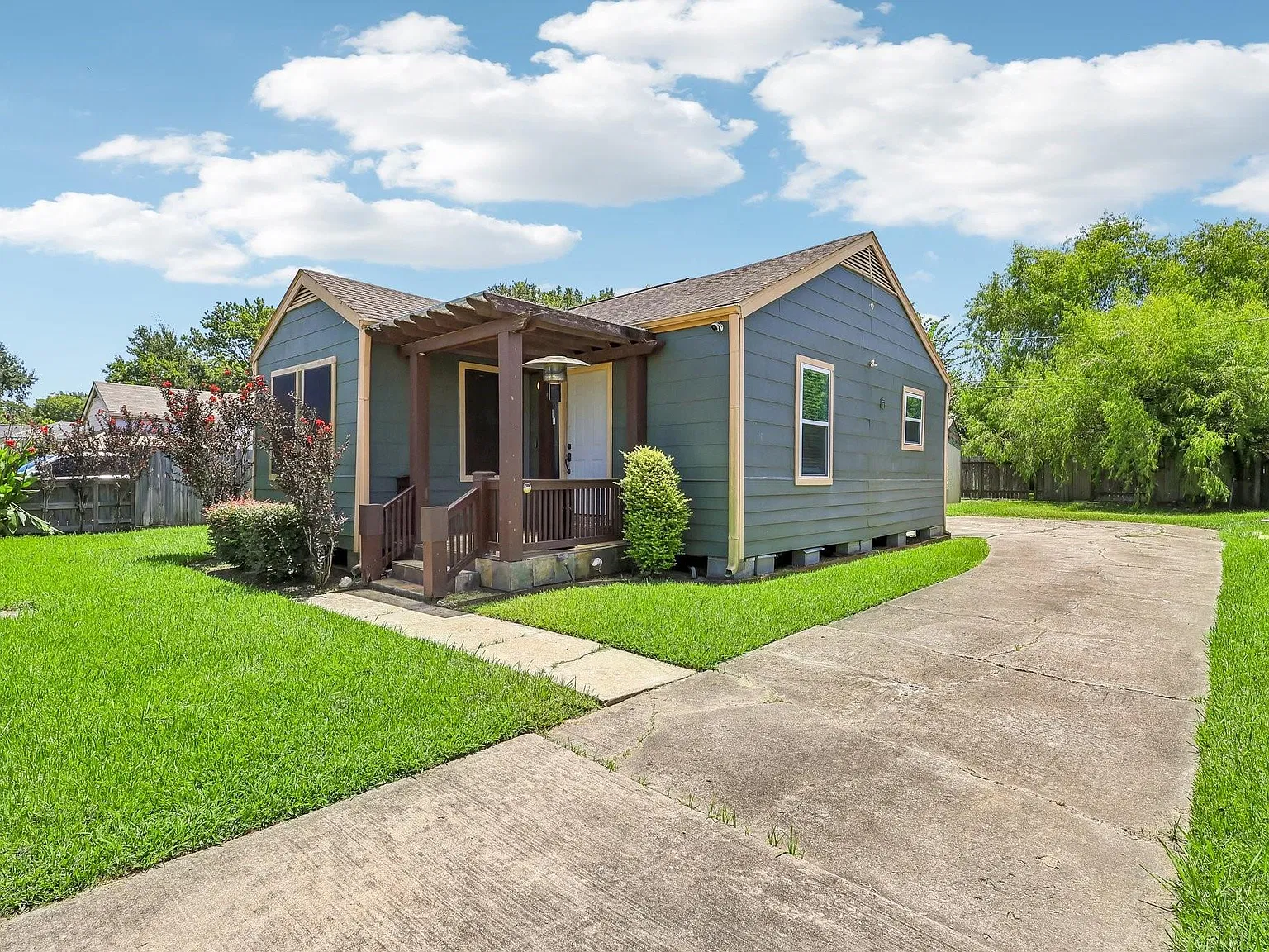 2 bed, 1.0 bath, 1056 sqft, $1,600 — Photo 3