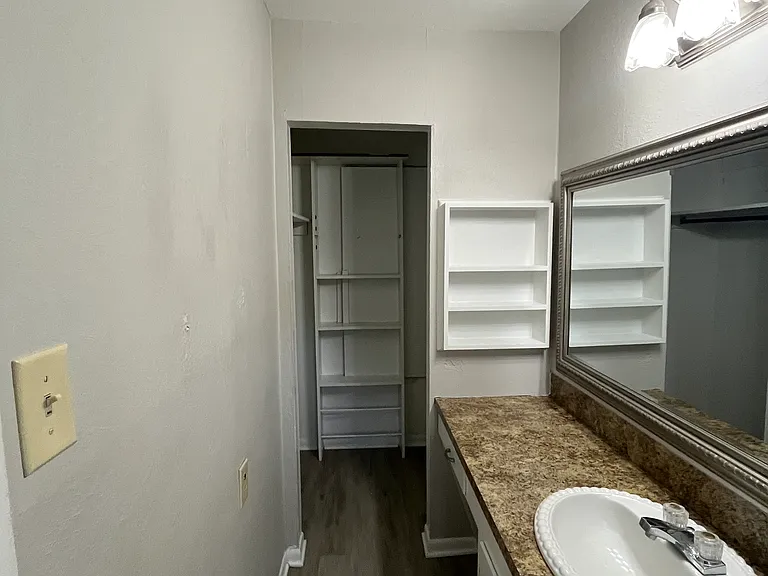 1916 Alison Ave — Photo 10