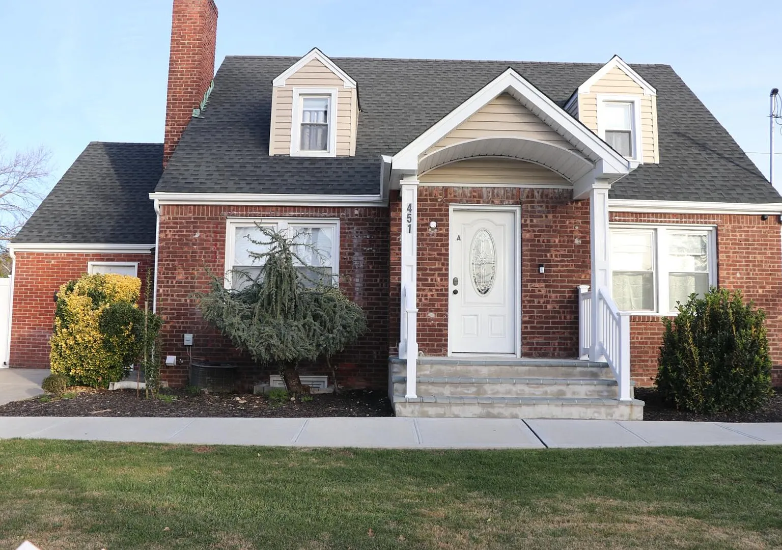 Beautiful and Elegant 2 Bedroom Apartment in the heart of Uniondale — Photo 2