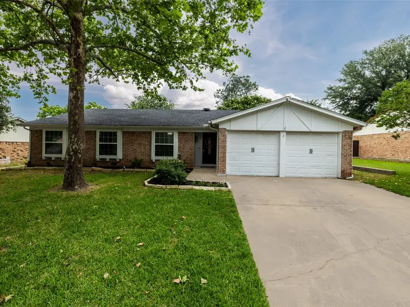 7521 Oak Ridge Dr, North Richland Hills, TX 76182