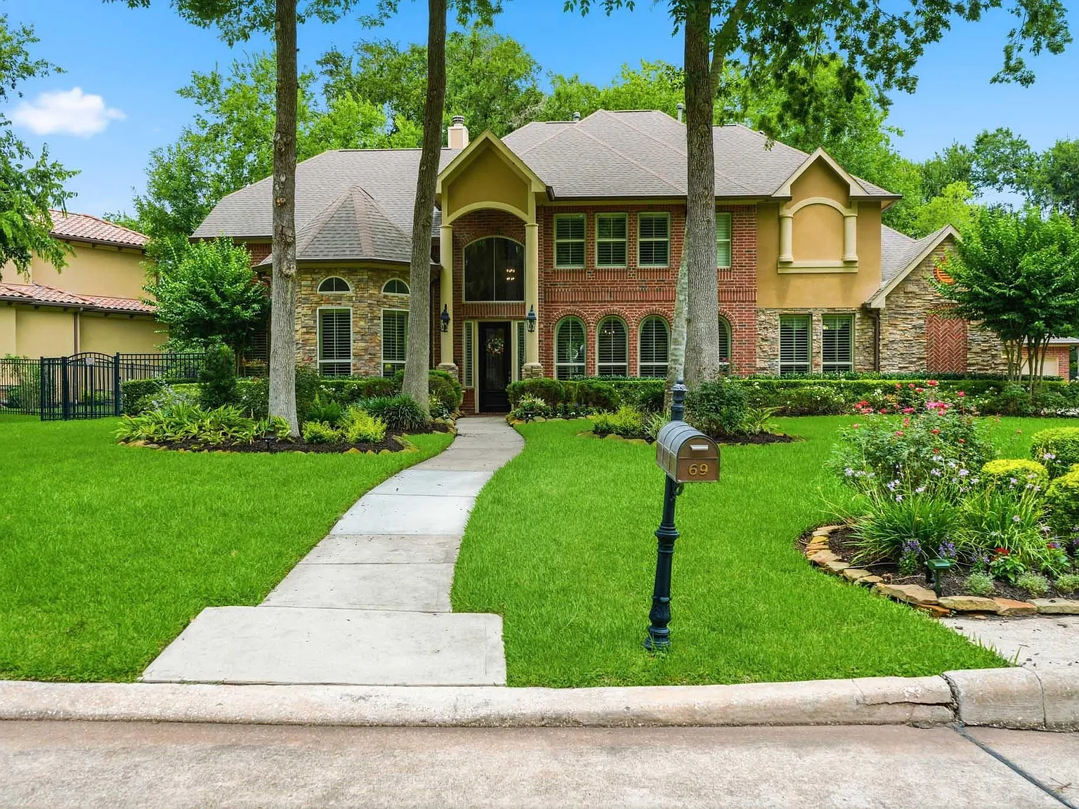 5 bed, 4.5 bath, 4966 sqft, $7,500 — Photo 2