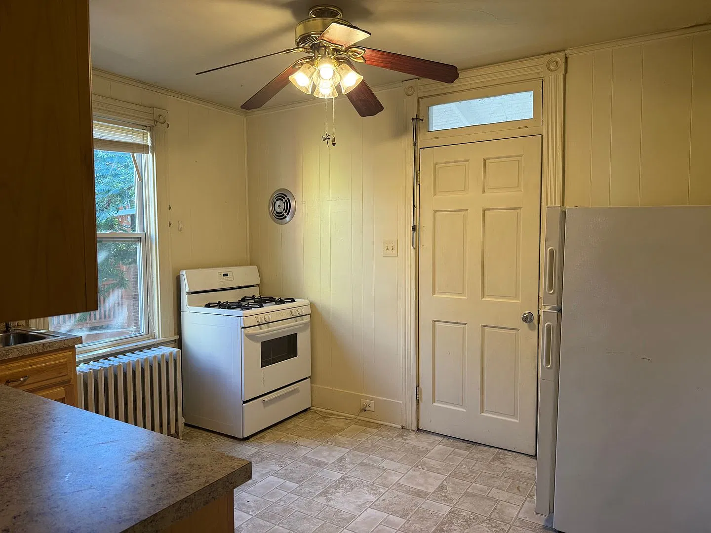 Spacious 2 bedroom 1.5 bathroom Victorian Style Apartment in Lancaster City with Bonus Room! — Photo 4