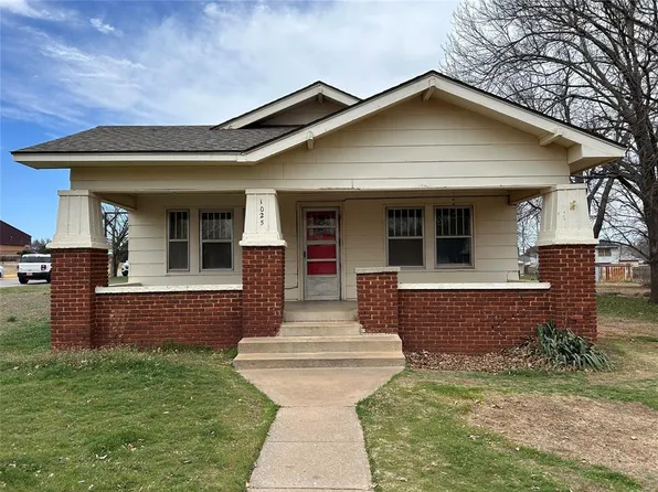 1025 Court Ave, Clinton, OK 73601