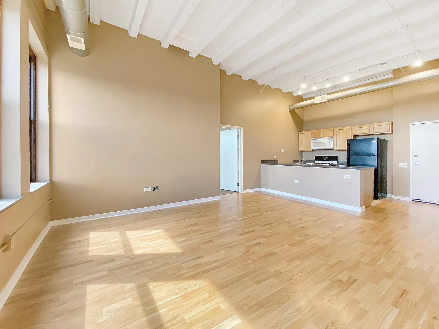 2 bed, 1200 sqft, $2,400 — Photo 3