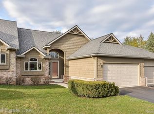 938 Mildred J Ct, Brighton, MI 48116