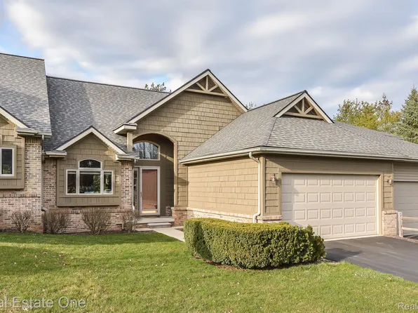 938 Mildred J Ct, Brighton, MI 48116