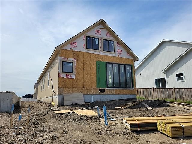 2nd image of 1002 S Harmony Ave