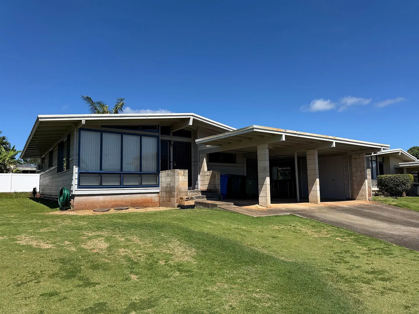 3 Bedroom, 2.5 Bathroom House with Carport — Photo 1