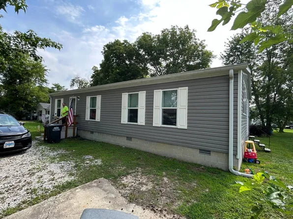 813 S Main St, Clay City, IL 62824