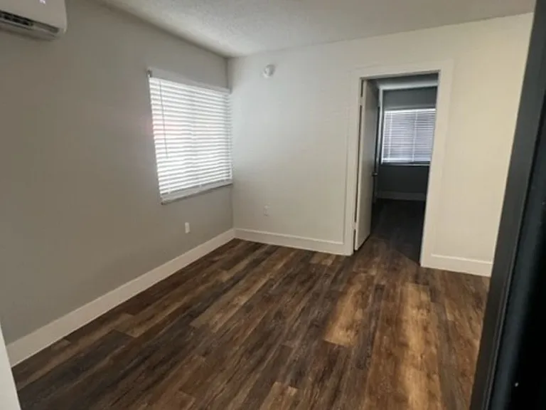 529 SW 4th St — Photo 2