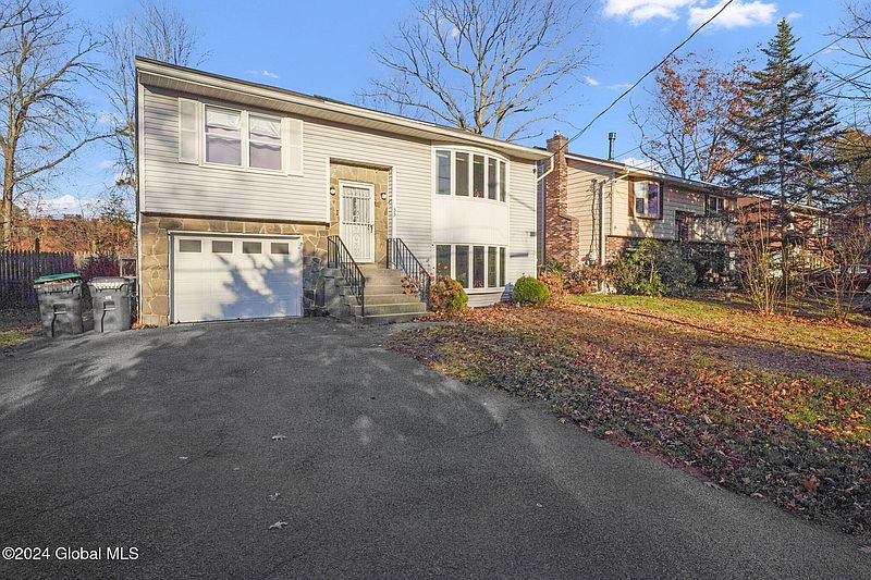 3rd image of 33 Cresthaven Avenue