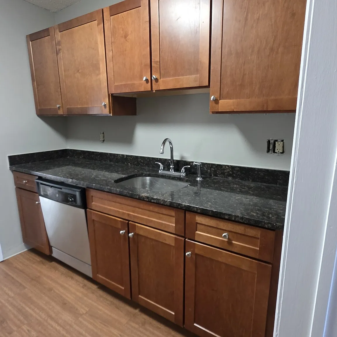 3 bed, 2.0 bath, 1320 sqft, $4,800 — Photo 2