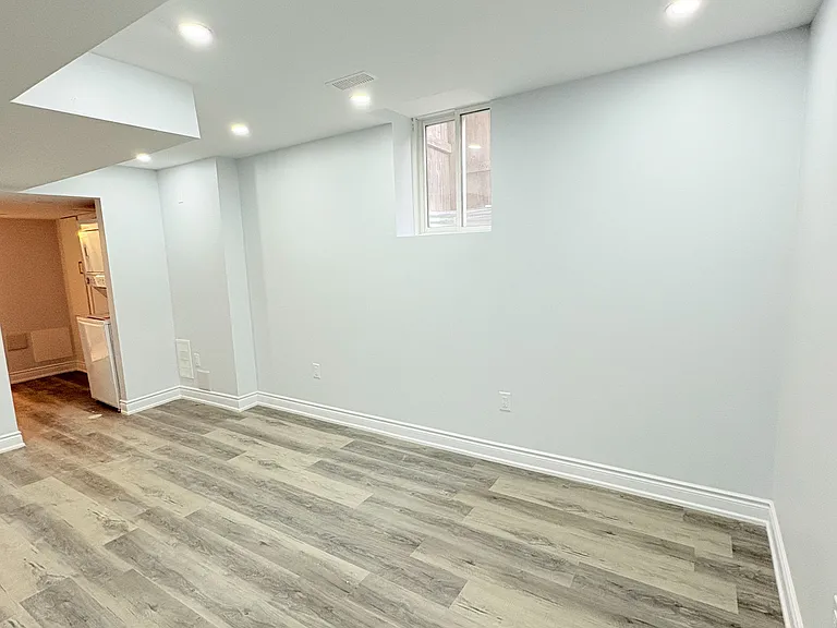 11 Meadow Wood Cres #BASEMENT — Photo 12