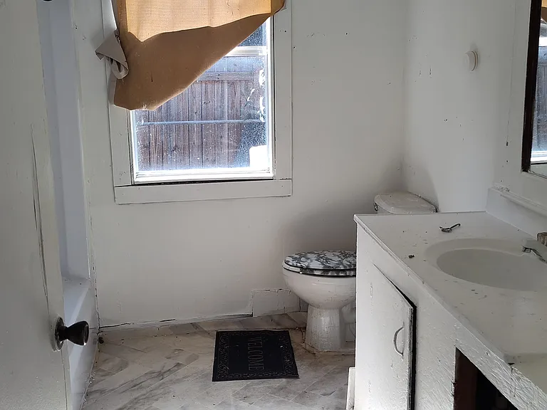 200 W 4th St #1 — Photo 27