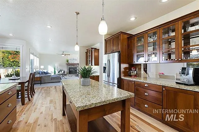 2517 E Mariposa Dr
