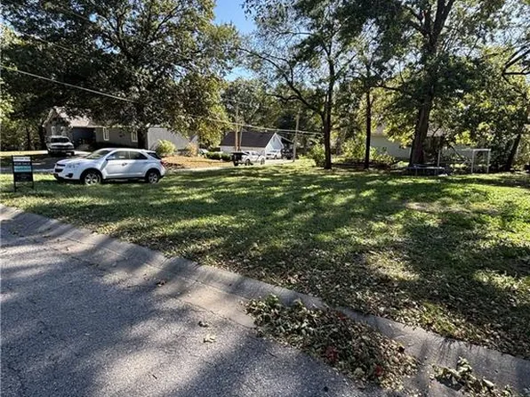 Locust St, Pleasant Hill, MO 64080