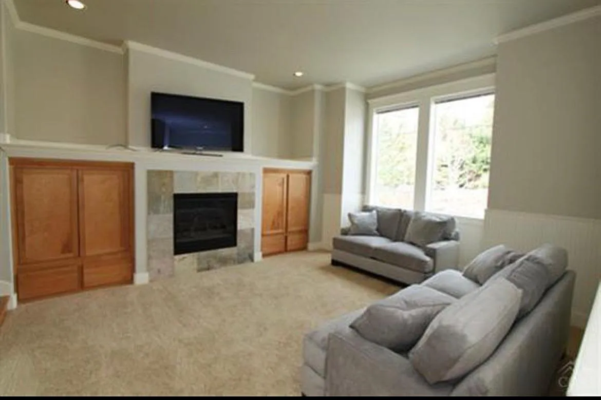3 bed, 2.5 bath, 2025 sqft, $3,000 — Photo 2
