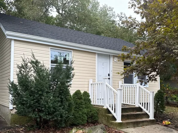 12 Cedarhurst Ave, Selden, NY 11784