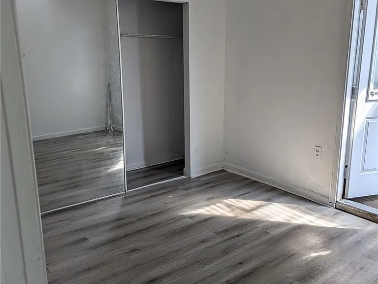 643 E Broadway — Photo 8