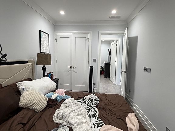 3rd image of 2145 W Fletcher St #3R